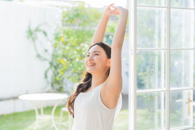 背伸びする女性