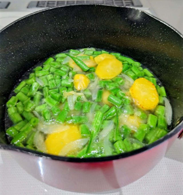 鍋に入れたいんげん豆