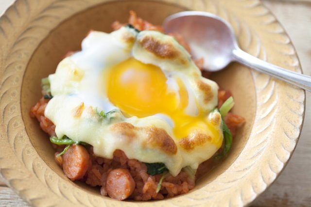 半熟卵とチーズのケチャップごはんグラタン