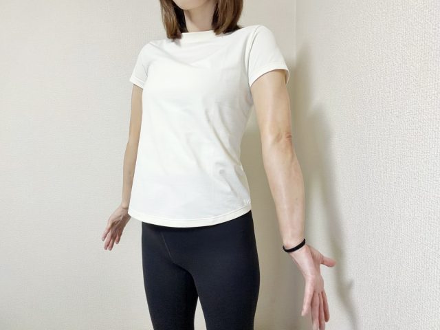 立った姿勢で両腕を下ろし、手のひらを前に向けている様子