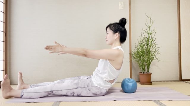 ミニボールを少し遠ざけた姿勢