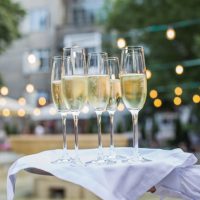 英語「Would you like a drink to start?」の意味とは