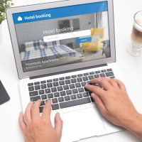 英語「I booked online」の意味って？