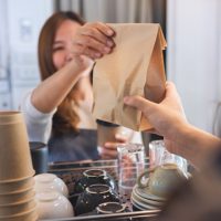 英語「Can I take it to go?」の意味って？