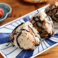 疲れた朝に！栄養満点「梅ひじきおにぎり」作り置き