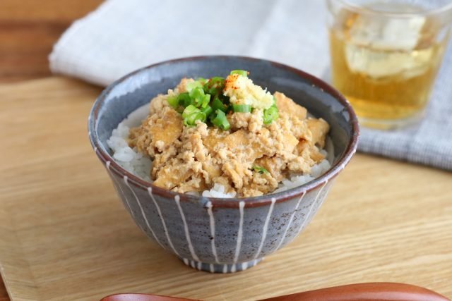 厚揚げの甘辛そぼろ丼