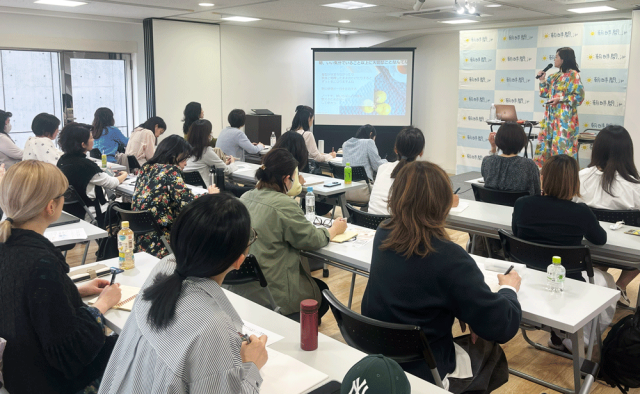 講演を聞く人たち