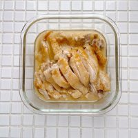 材料3つで簡単！ふっくらおいしい『鶏もも肉の酒蒸し』の作り置き