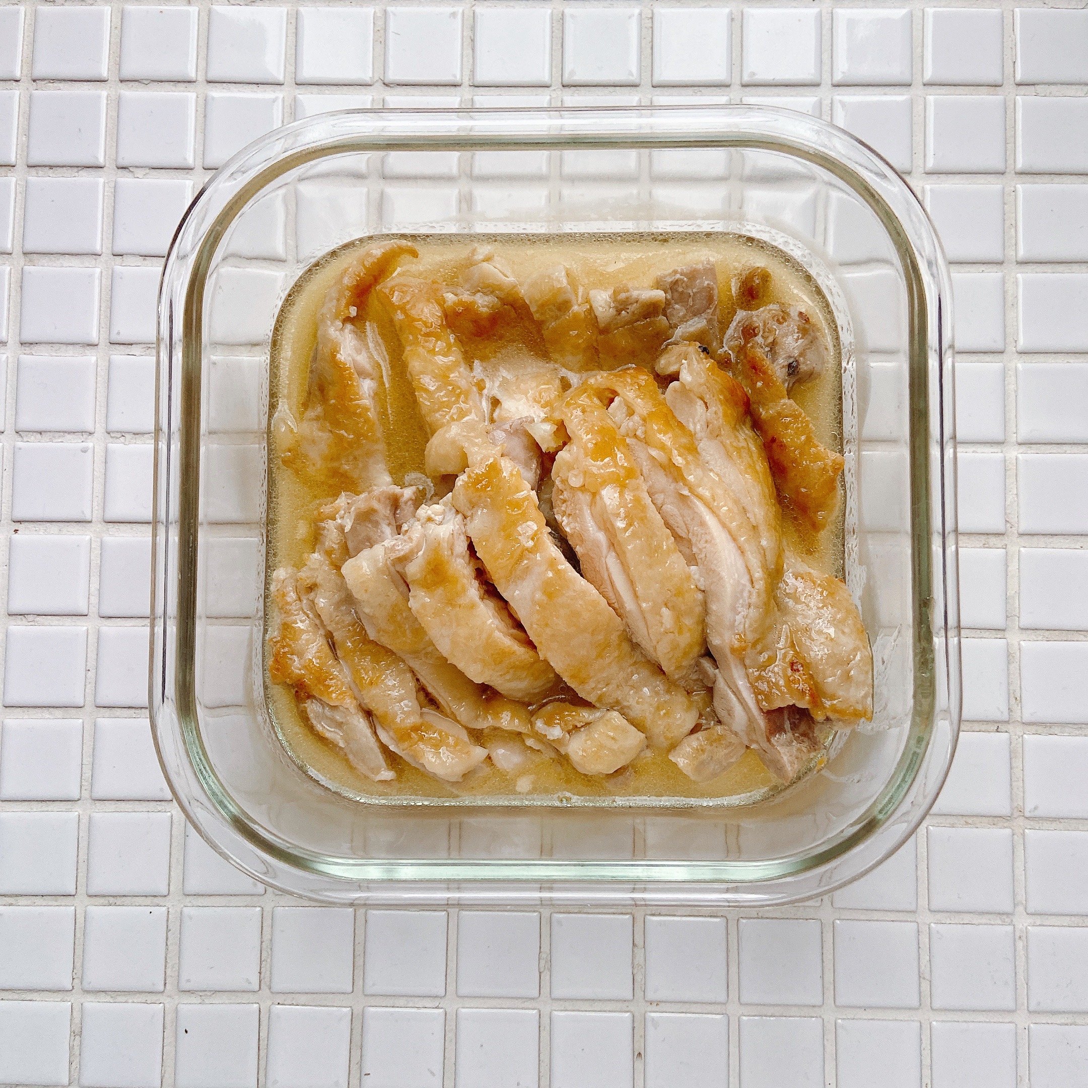 材料3つで簡単！ふっくらおいしい『鶏もも肉の酒蒸し』の作り置き