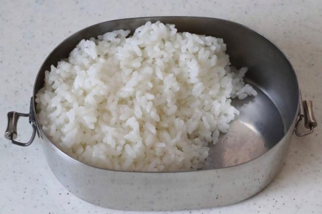 ごはんを詰めたお弁当