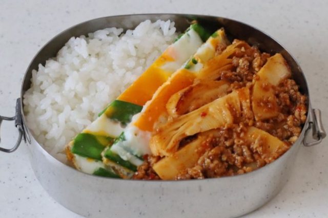 ごはんとおかずを詰めたお弁当