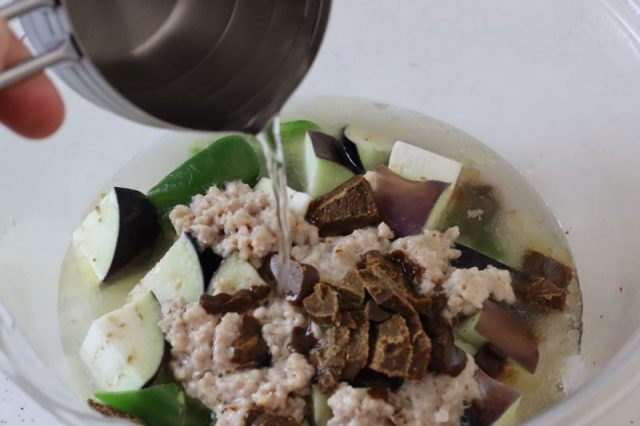 ボウルに入れた野菜やカレールー