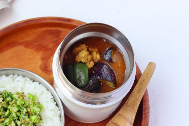 「なすとピーマンのキーマカレー」「ブロッコリーチーズふりかけ」2品弁当