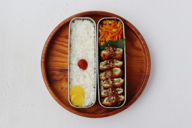 「キヌサヤの肉巻きカツ」「にんじんのカレーキンピラ」2品弁当
