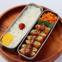 少ない油でサクッと！「絹さやの肉巻きカツ」「ツナとにんじんのカレーキンピラ」2品弁当