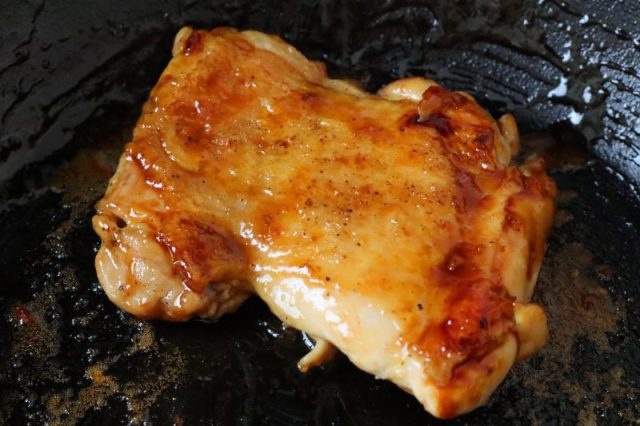 こんがり焼いた鶏肉