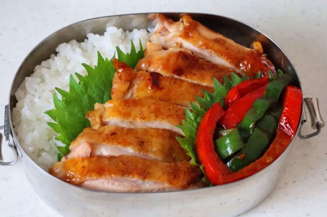 鶏肉の横に副菜をのせたお弁当