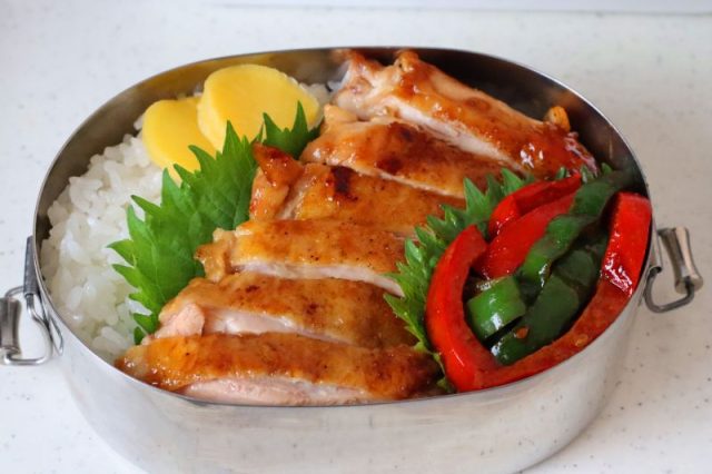 たくあんをのせたお弁当