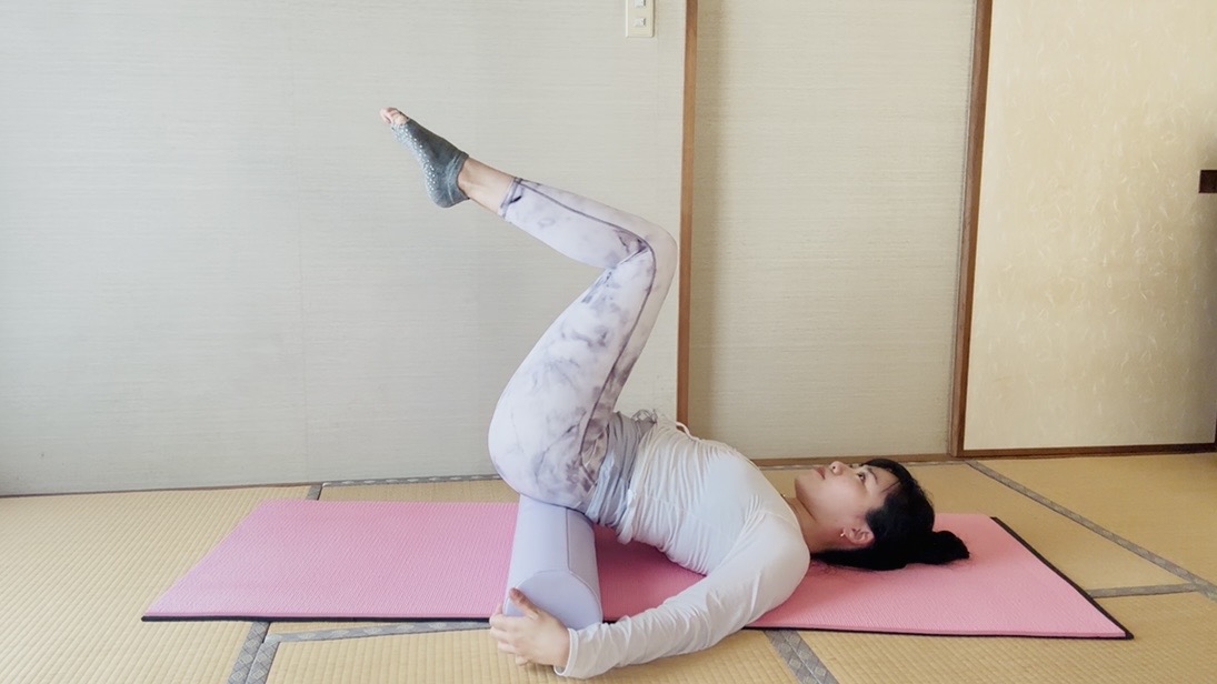 座りっぱなしで脚パンパン…寝たまま1分!「股関節ほぐし」でむくみ対策 - 朝時間.jp