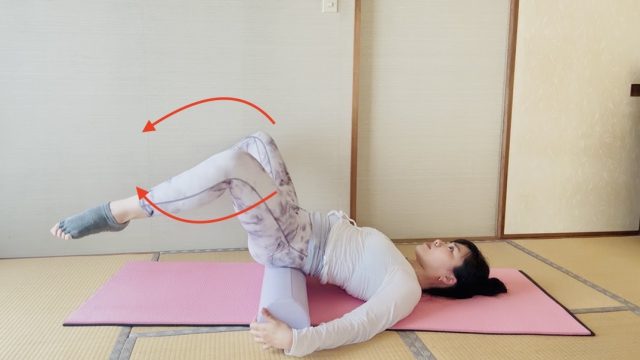 仰向けで両脚を持ち上げ、膝で8の字を描くように股関節を回している様子