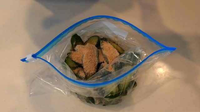 袋に入れたきゅうり
