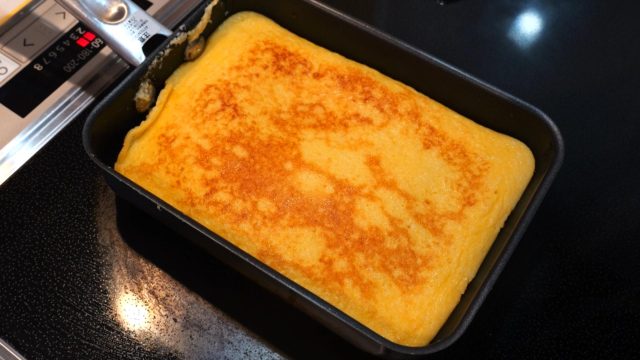 フライパンで焼いているフレンチトースト
