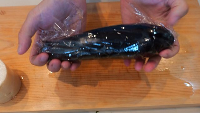 ラップで包んだ茄子
