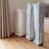 布団の衣替えがラク！寝具を立てて収納できる「ボンモマン 布団収納ケース」