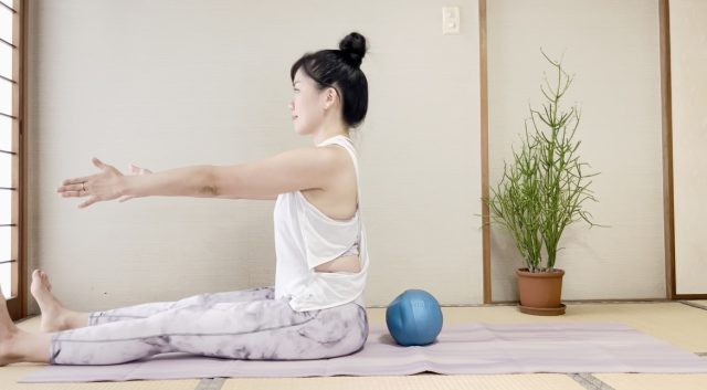 手を前に伸ばした長座座りのポーズ