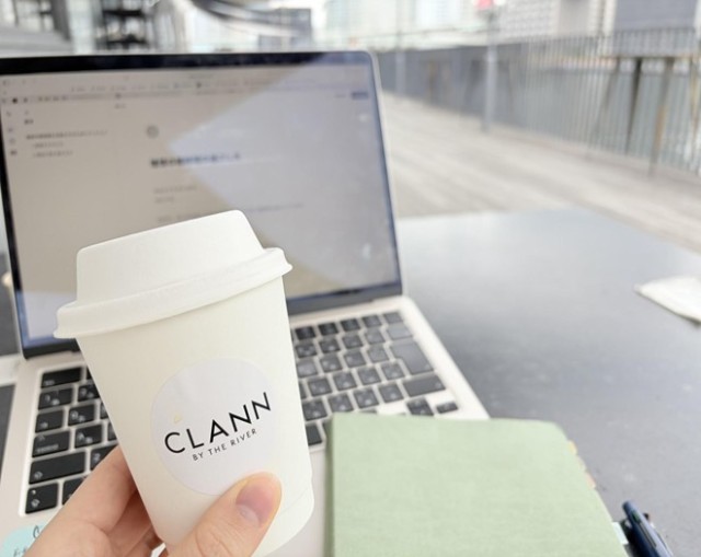 ホットドリンクとパソコン