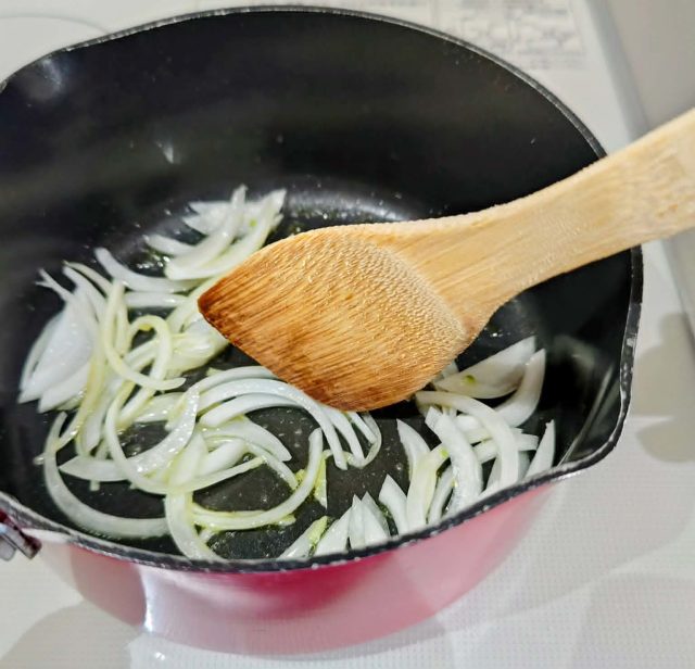 玉ねぎを炒める