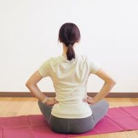 前かがみで重だるい腰に◎その場でできる「腰の張り」ケアマッサージ