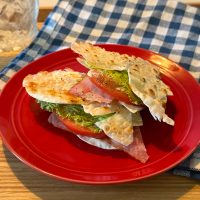 余った餃子の皮で！パリパリ食感がおいしい「BLT風サンド」