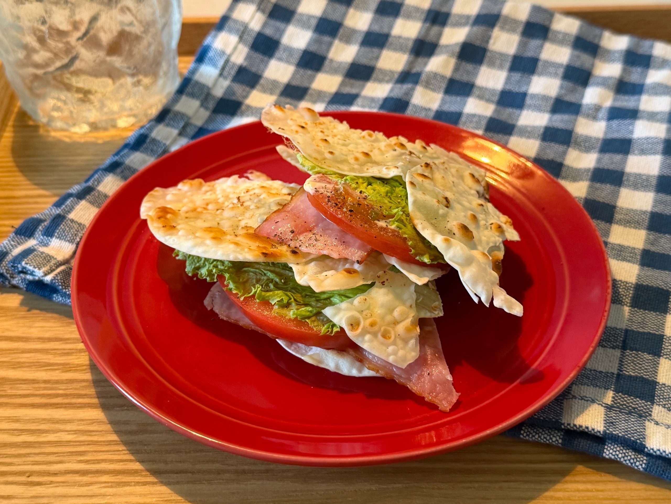 余った餃子の皮で！パリパリ食感がおいしい「BLT風サンド」