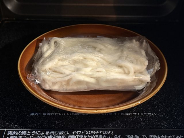 電子レンジに入れた冷凍うどん
