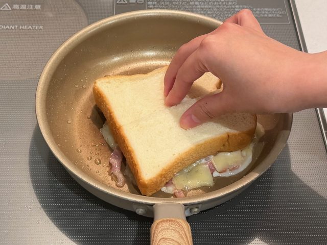 食パンをのせる