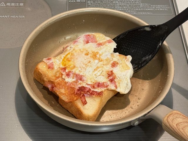 食パンをひっくり返す