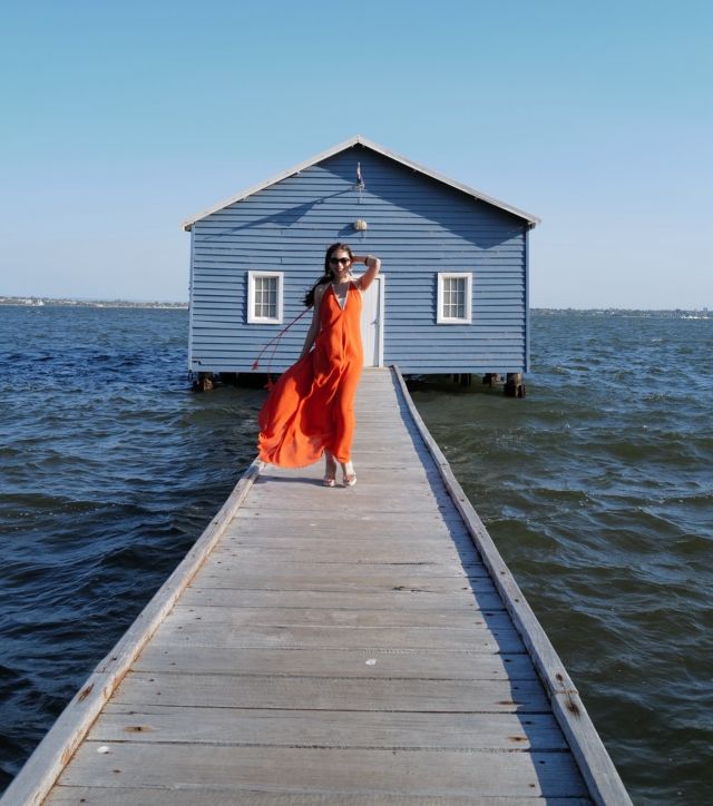 海辺を歩く女性