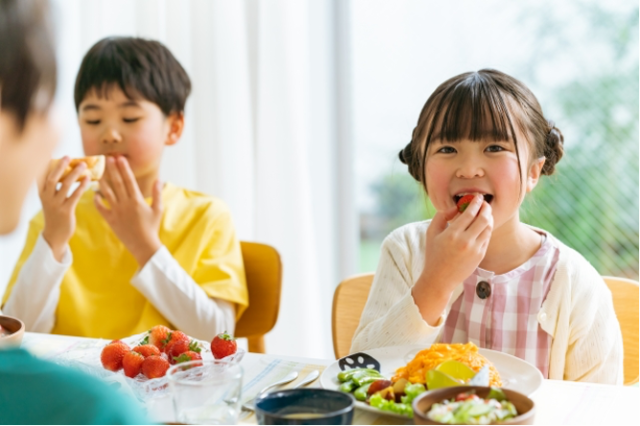 食事する子ども