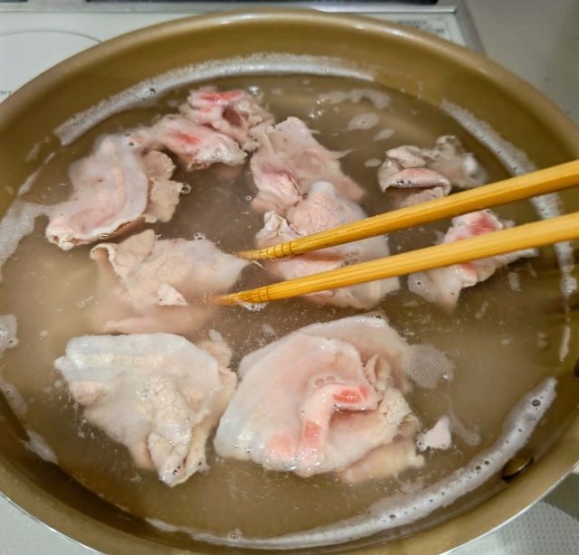 豚肉を湯がく