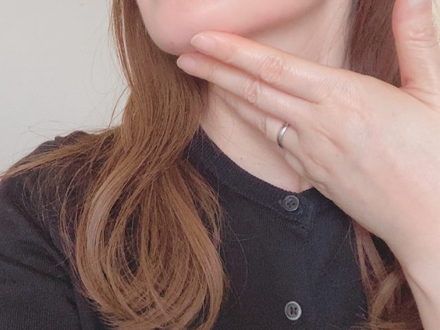女性の首元
