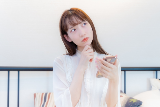 首をかしげる女性