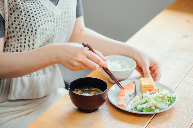 ご飯を食べる女性