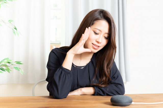 AIスピーカーの前に座る女性