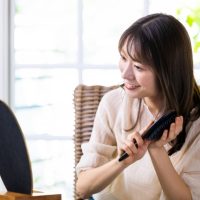 朝ブローしても髪が広がる原因は？梅雨どきの「うねり」対策ヘアケア3つ　