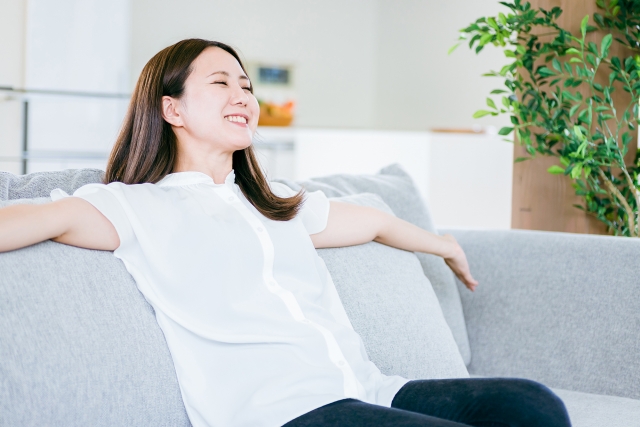 部屋でリラックスする女性