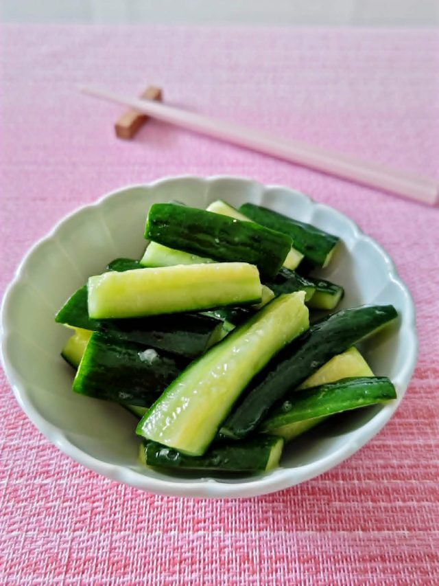 おはようございます。<strong>野菜料理家やのくにこ</strong>です。

暑くなると、商店街や旅先の店先で、キュウリに割りばしを刺して浅漬けにした「浅漬け1本キュウリ」を見かけることはありませんか。水分補給にもおすすめのキュウリは、熱中症予防にもぴったりの野菜です。時々思い出しては食べたくなる「浅漬け1本キュウリ」を、手軽に食べやすく、サラダ感覚で作ってみませんか。

キュウリは意外と傷みやすいので、浅漬けにして保存するのがおすすめです。今回はサラダ感覚で食べられる「ポリポリキュウリのサラダ漬け」と「ポリポリからしキュウリ」の作り方をご紹介します。

<h2>【ポリポリキュウリのサラダ漬け】</h2>

<img class="alignnone size-medium wp-image-320548" src="https://asajikan.jp/wp-content/uploads/2026/06/2be1fd40f74eda23a4b8cda52bfcedc3-640x853.jpg" alt="" width="640" height="853" />

<h3>材料　作りやすい分量</h3>
キュウリ…2本
塩…小さじ1/4
A 米酢…大さじ1
A ハチミツ…小さじ2
A 水…大さじ1

<h3>作り方</h3>
【1】キュウリの両端を落とし、縦に4等分、横に4等分に切ってポリ袋に入れる。

【2】塩を加え、軽くもんでなじませる。

【3】Aを加えて混ぜたら口を縛り、冷蔵庫で1時間〜ひと晩置く。

<img class="alignnone size-medium wp-image-320552" src="https://asajikan.jp/wp-content/uploads/2026/06/97dd0938dcb25cccf8490d09929cf80e-640x853.jpg" alt="" width="640" height="853" />

あっさりとした甘酢味で、ポリポリとサラダ感覚で食べられます。薄味なので、濃い味が好きな方は塩を増やしてみてくださいね。

1本キュウリにしたいときは、両端を落として縞目にむき、そのまま漬けてください。

<h2>【ポリポリからしキュウリ】</h2>

<img class="alignnone size-medium wp-image-320550" src="https://asajikan.jp/wp-content/uploads/2026/06/5377df3b8058cf7219386f1091623179-640x853.jpg" alt="" width="640" height="853" />

<h3>材料　作りやすい分量</h3>
キュウリ…2本
塩…小さじ1/4
A だし醤油…大さじ1
A 練りからし…大さじ1

<h3>作り方</h3>
【1】キュウリの両端を落とし、1cm程度の厚さの輪切りにしてポリ袋に入れる。

【2】塩を加えてなじませる。

【3】Aを加えて混ぜ合わせたら口を縛り、冷蔵庫で1時間〜ひと晩置く。

<img class="alignnone size-medium wp-image-320553" src="https://asajikan.jp/wp-content/uploads/2026/06/f6a6dd78d2d79d102f4111d9a173a29a-640x853.jpg" alt="" width="640" height="853" />

からしは辛さがやわらぎ、爽やかな旨味に変わります。薄味なので、濃い味が好きな方はだし醤油を増やしてみてくださいね。

どちらも冷蔵庫で5日間保存できます。

バットの上に置いて冷蔵保存すると、水漏れが気にならず保存できます。

<img class="alignnone size-medium wp-image-320554" src="https://asajikan.jp/wp-content/uploads/2026/06/1b920cf31ba5787bf67bf5055d8e212a-640x853.jpg" alt="" width="640" height="853" />

キュウリには食物繊維やカリウムも含まれ、腸内環境を整えたり、腸の働きをサポートして便通を整える効果も期待できます。

熱中症予防にもぴったりのキュウリを毎朝食べて、健康的な食生活とゆる腸活を楽しみましょうね。

<h3>その他のキュウリ料理はこちら</h3>

▼カニカマキュウリ
<a href="https://ameblo.jp/atelieryano/entry-12808237697.html">https://ameblo.jp/atelieryano/entry-12808237697.html</a>

▼キュウリとみょうがの酢の物
<a href="https://ameblo.jp/atelieryano/entry-12820273051.html">https://ameblo.jp/atelieryano/entry-12820273051.html</a>

次回は、夏野菜の代表！「オクラのおいしい食べ方」をご紹介します。

＊この公式ブログは毎週火曜日に更新します。次回もどうぞお楽しみに！