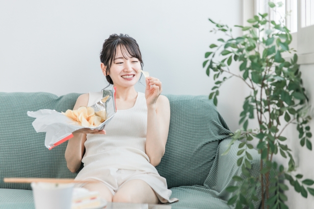 暴飲暴食する女性