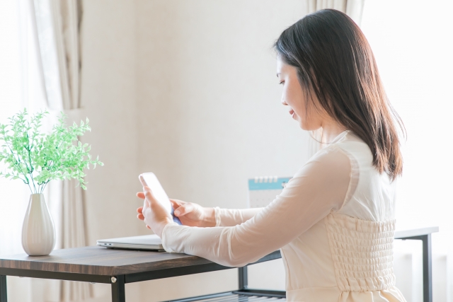スマホを見る女性
