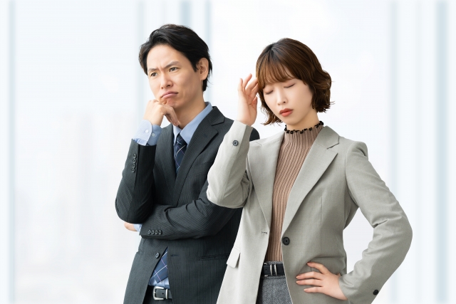 悩み考える男女